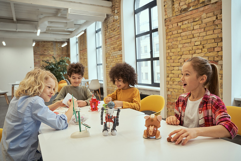 创造力。活泼多样的孩子们看起来很兴奋，玩技术玩具，花时间在工程俱乐部