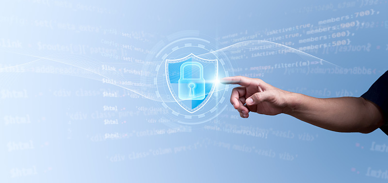 一个商人在全球网络连接上用盾牌和挂锁指着地球，代表数据保护和网络安全、互联网防火墙和网络犯罪保护。