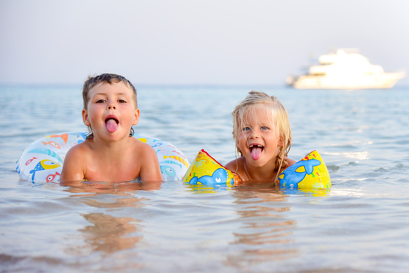 男孩和女孩笑了，露出了舌头