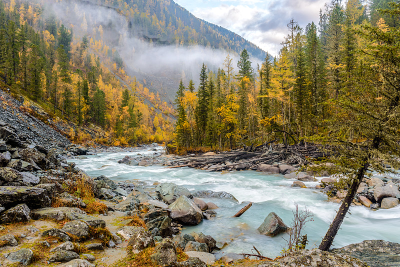 秋天的早晨，阿基姆河上