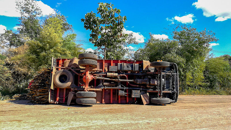 车祸，车祸，货运，公路，草地