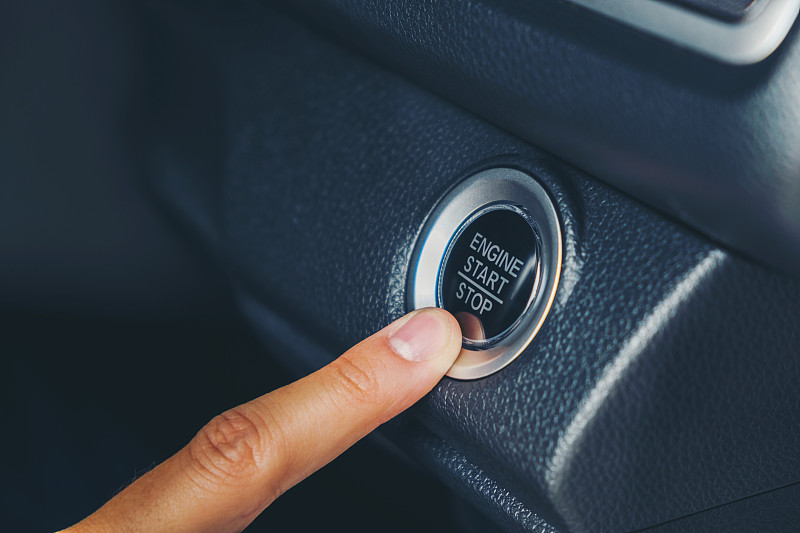 汽车上的发动机启动按钮