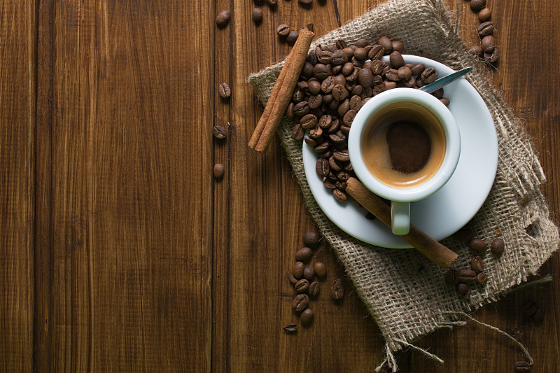 木质背景上的一杯浓缩咖啡