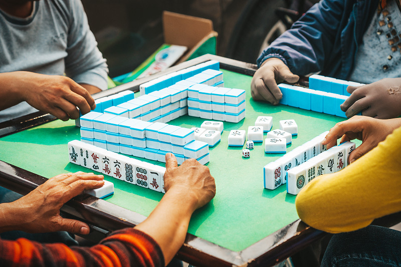 中国北京，中国人在街上玩麻将