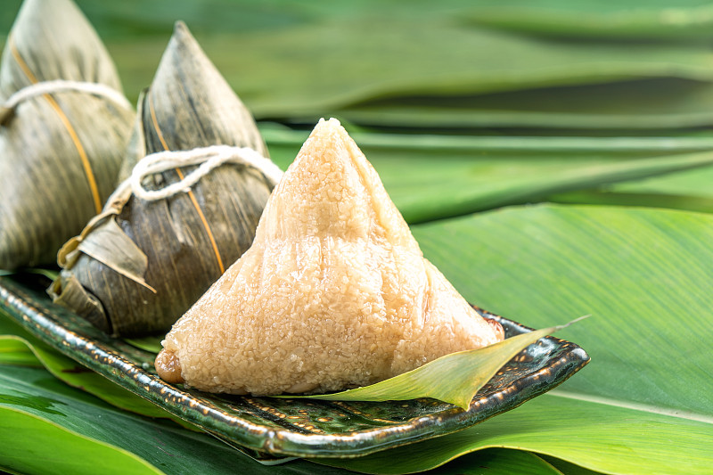 近距离，仿空间，中国著名的端午节食品，蒸饺，由竹叶包裹由糯米原料制成的金字塔形