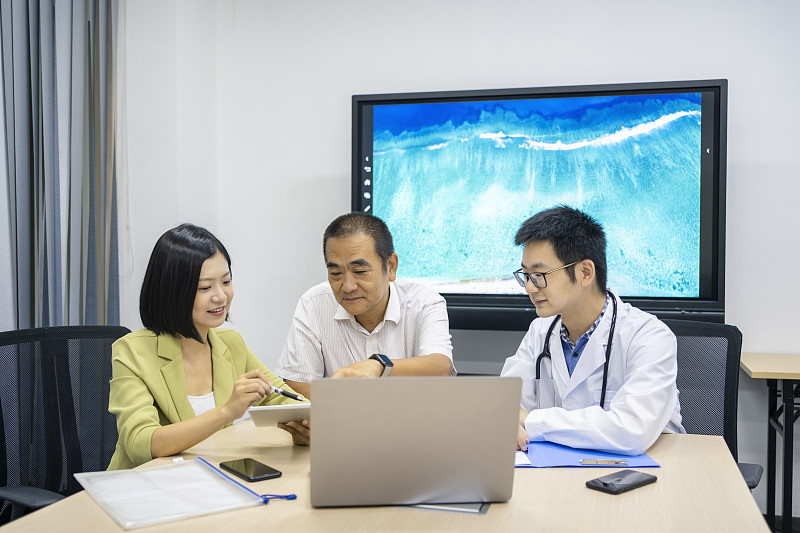 亚洲护理经理协助客户与医生沟通