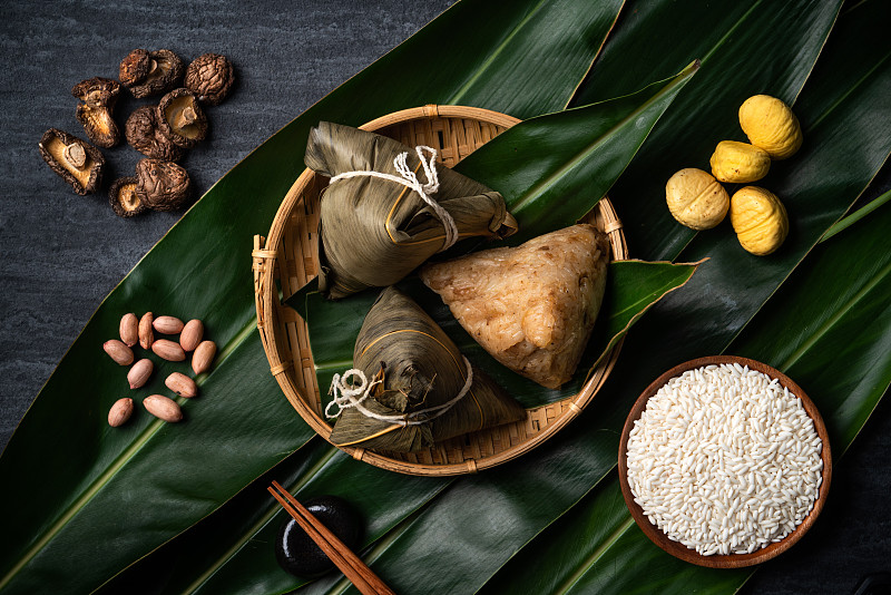 粽子粽子俯视图为端午节上方以黑色为背景。