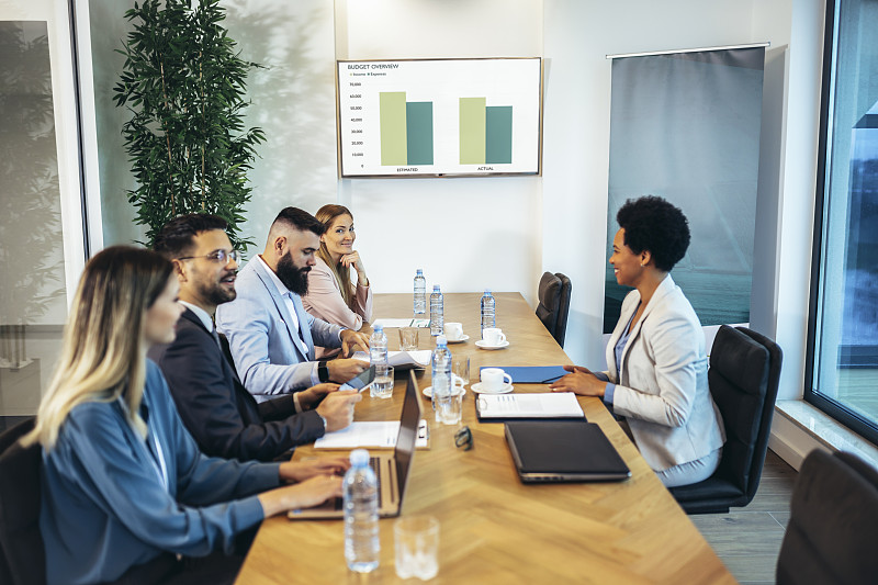 一群商人在会议室里做简报。