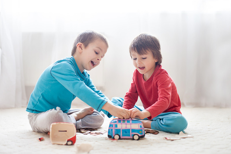 小男孩兄弟们，打碎了他们的存钱罐