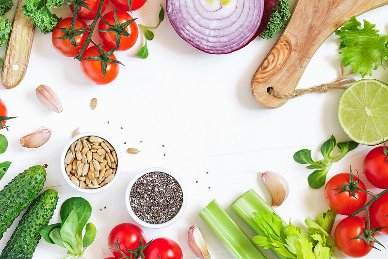 上方的新鲜蔬菜在白色的背景。健康有机食品框架。平的。