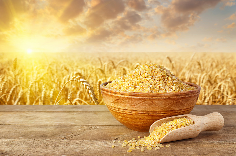 生碾碎的干小麦