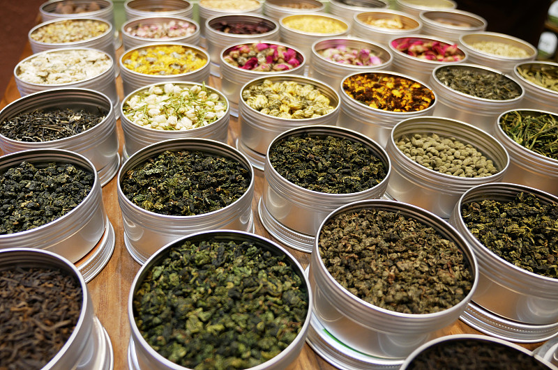 桌子上放着一盆盆不同的茶叶