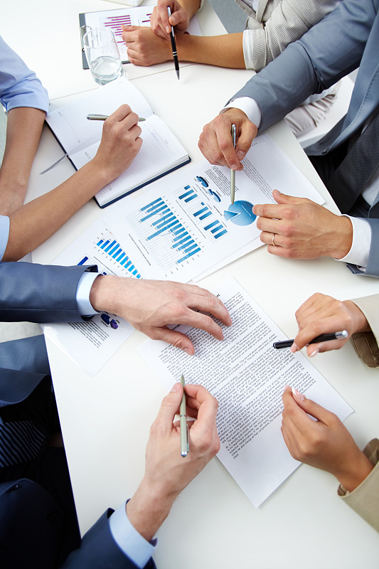 学习经济学的商业团队