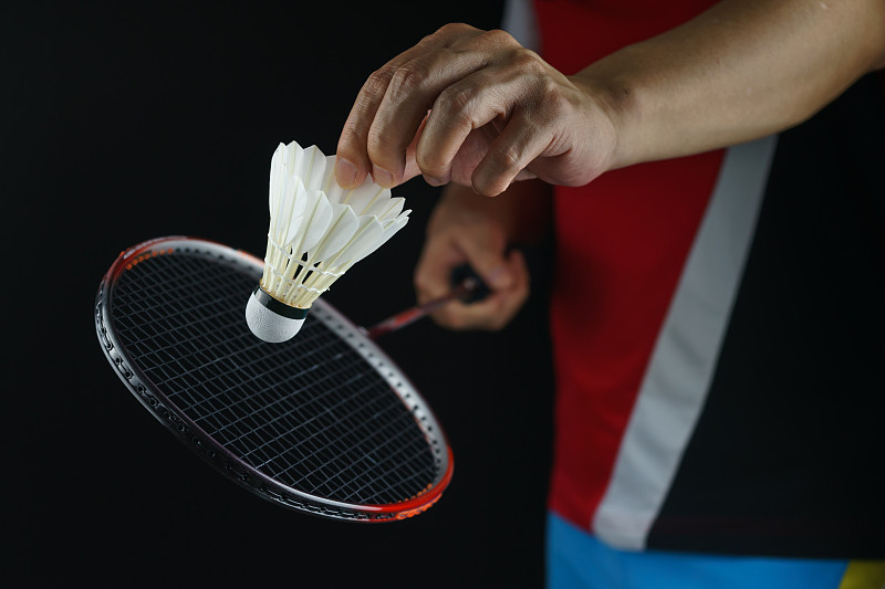 羽毛球运动员在比赛中摆出球拍的正面来发球