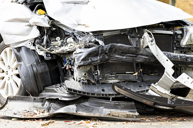 撞车汽车的特写前视图，背景与复制空间