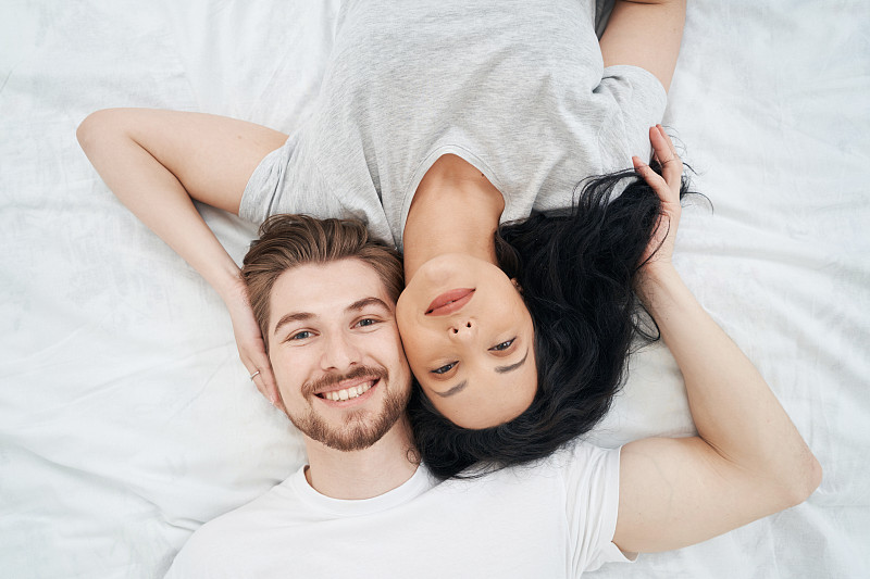 一对浪漫的年轻夫妇正在卧室休息