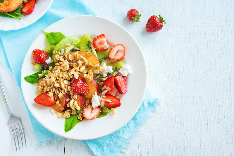 水果沙拉配格兰诺拉麦片