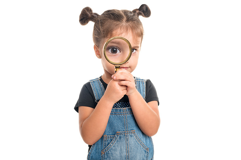 小女孩在用放大镜看东西