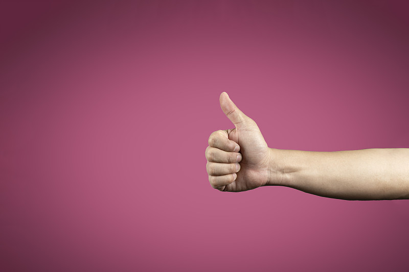 大拇指向上符号在渐晕暗粉色背景横幅广告。、剪辑路径。