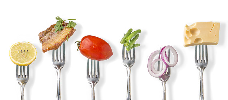 蔬菜，肉类和海鲜在白色的背景。