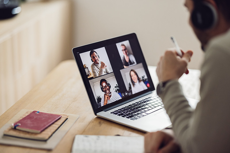 家庭办公室:男人视频通话