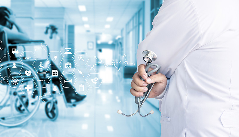 手持听诊器的医生与病人在医院的背景。图标的技术。医疗保健和医疗概念。