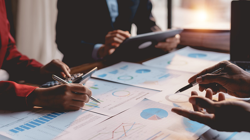 一群商业人士在会议上一起工作，提出新的想法商业项目。