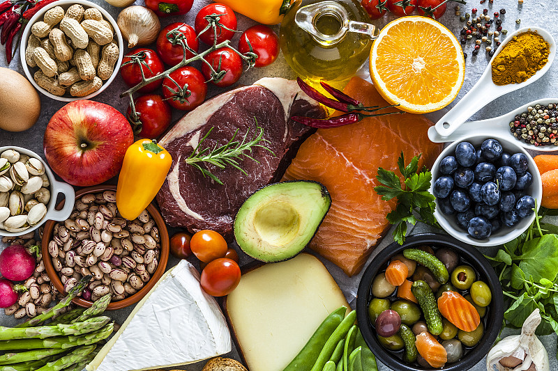 食物背景:桌子上摆满了各种各样的食物