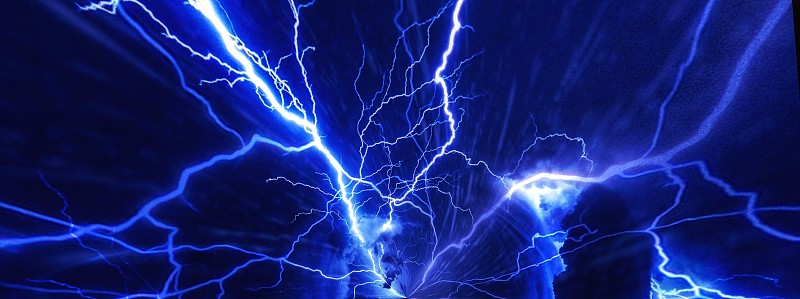 蓝色的闪电照亮了夜空