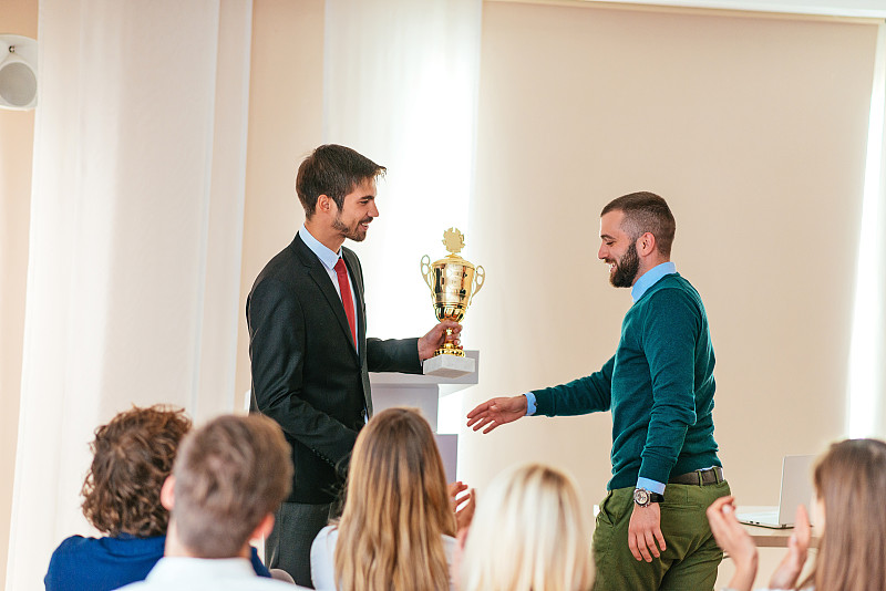 总裁向员工代表颁奖