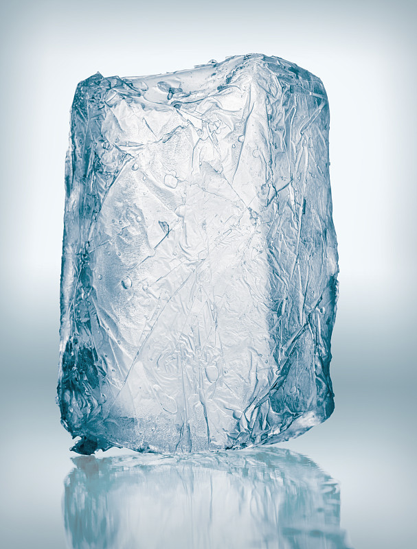 一块纹理清晰的蓝色冰在反射表面。包括剪切路径。