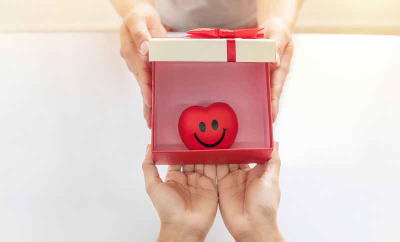 特写手亚洲男人和女人给礼物盒