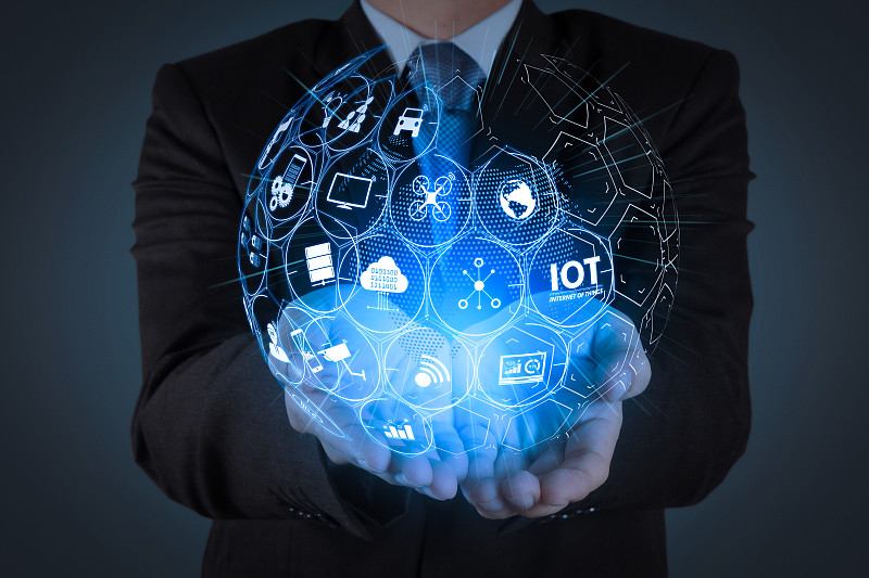 商务人士在现代的办公室里戴着虚拟现实眼镜，用VR头戴式手机