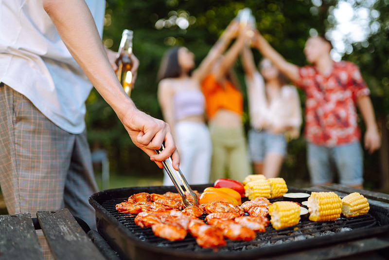 什锦美味烤肉配烧烤蔬菜。