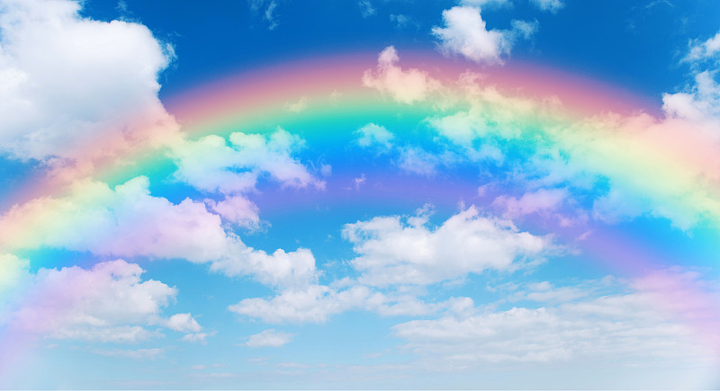 阳光明媚的日子背景与彩虹，蓝色的天空与白色的积云，自然的夏天或春天的背景