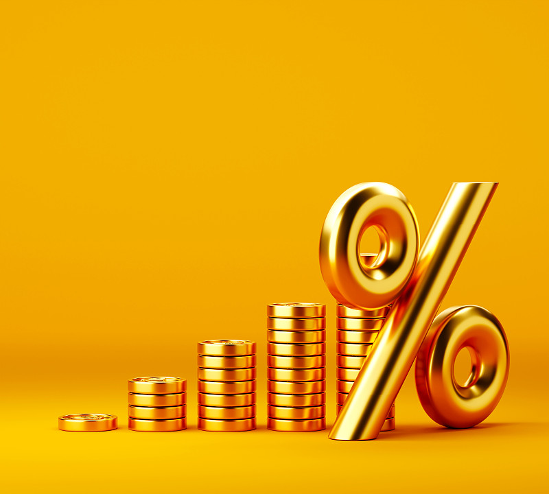 成堆的黄金硬币在明亮的黄色背景