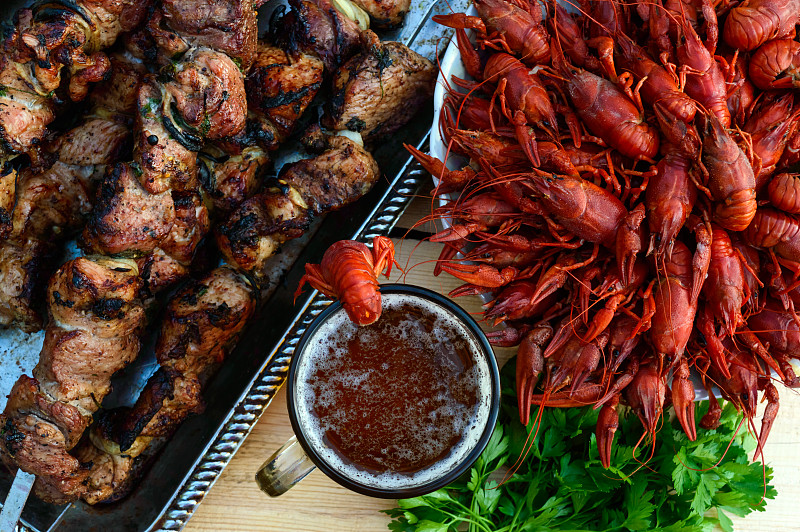 泡沫啤酒和煮小龙虾