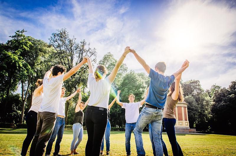 朋友们手牵着手在公园里