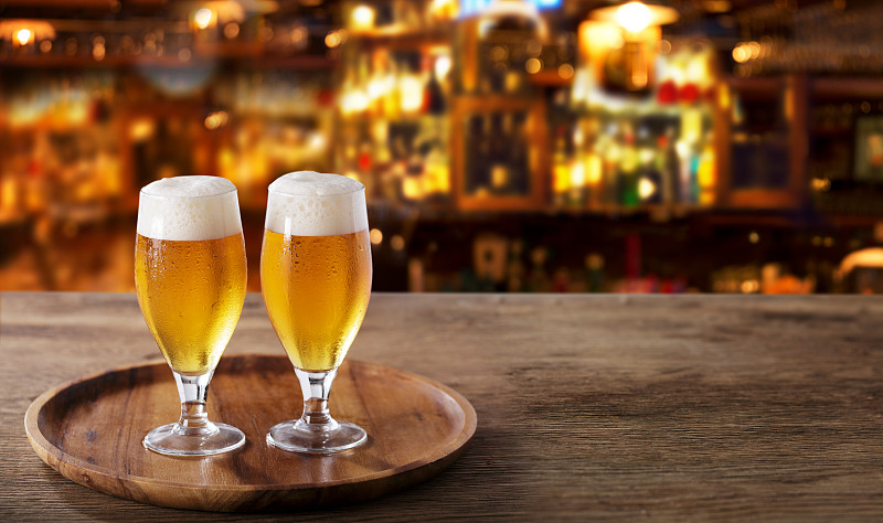 酒吧里的几杯啤酒