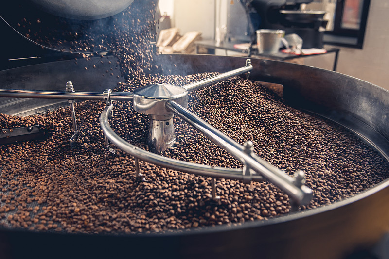 在烘烤机上放置深色颗粒