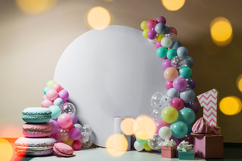 儿童聚会的照片区，用水球和玩具装饰。