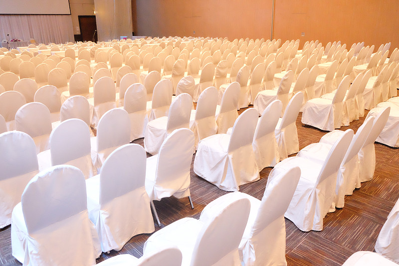 准备研讨会时的空排椅(商务活动概念)