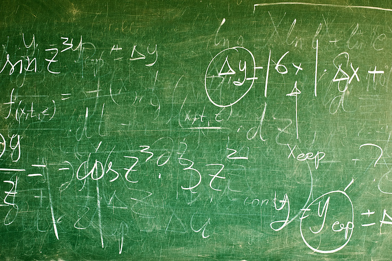 在绿色的黑板上手写的方程式