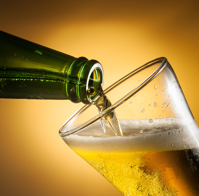 往玻璃杯里倒啤酒