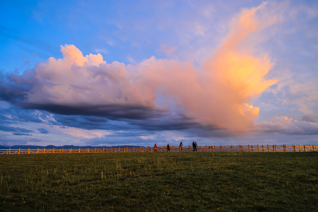 巴音布鲁克草原夕阳
