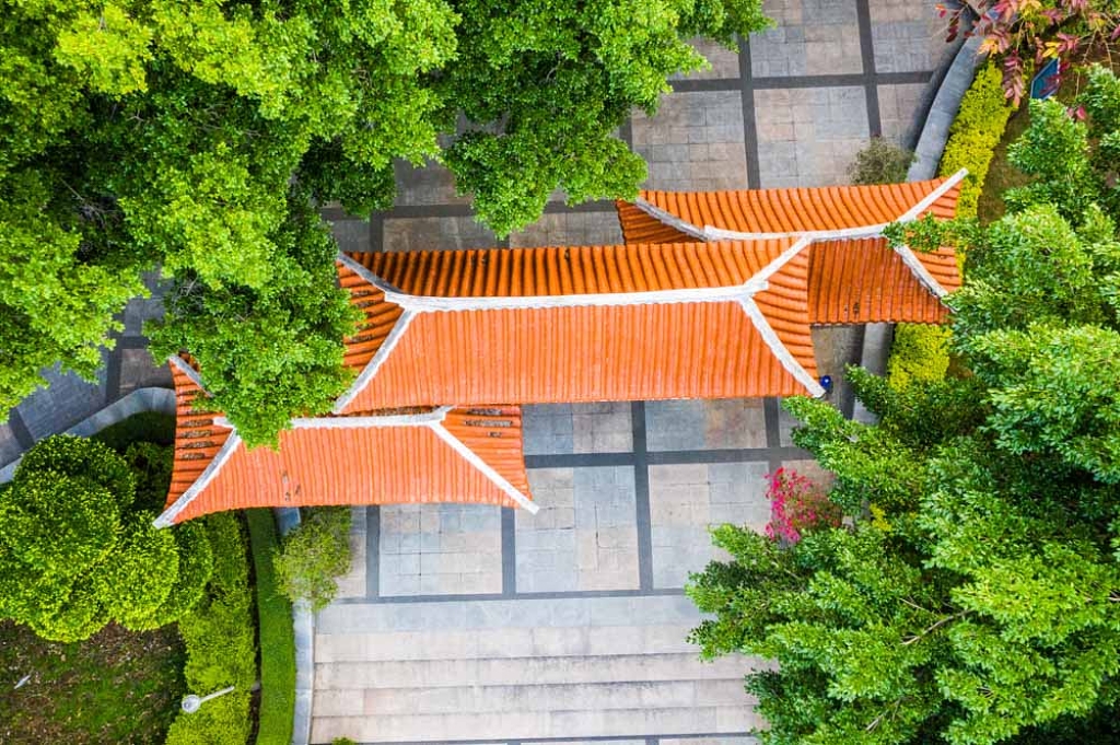 航拍三个层层相叠的琉璃瓦公园门的屋顶