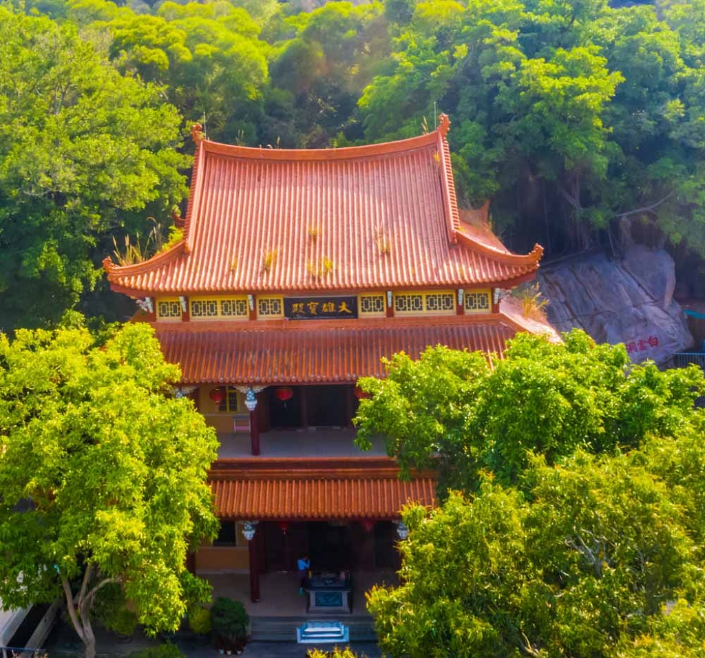 航拍绿树环绕着的琉璃瓦的庙宇。