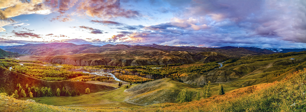 晚霞照耀下的秋日阿克哈巴河