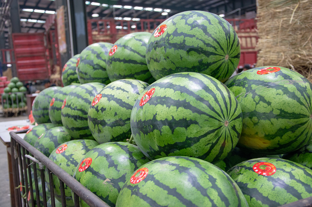 水果批发市场中的大西瓜