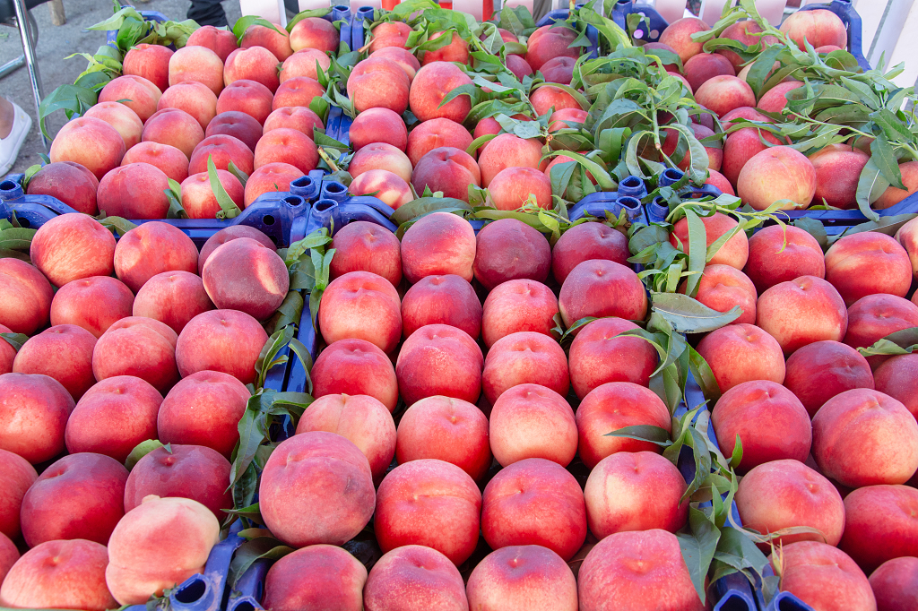 水果批发市场中的鲜桃